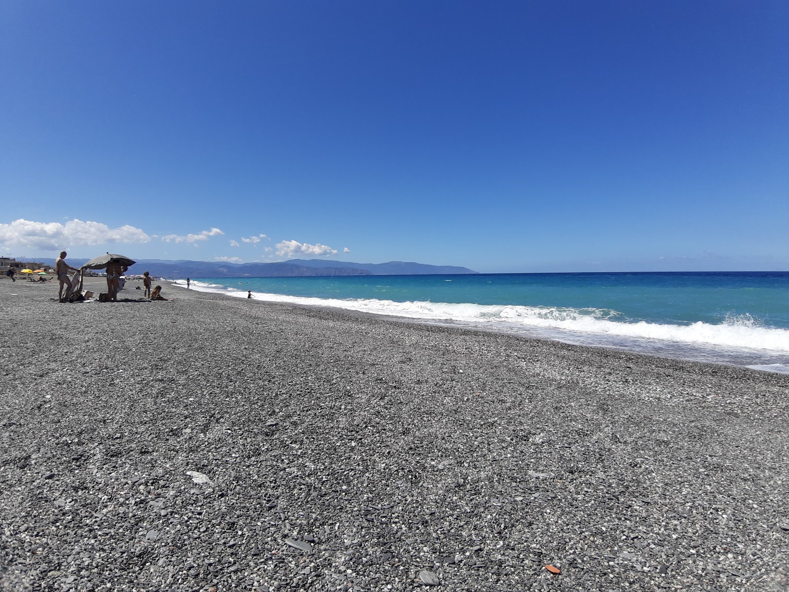 Foto di Spiaggia di Cicerata con una superficie del piccoli ciottoli grigi