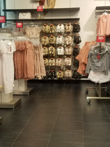 Clothing Store «GUESS Factory», reviews and photos, 12801 W Sunrise Blvd #631, Sunrise, FL 33323, USA