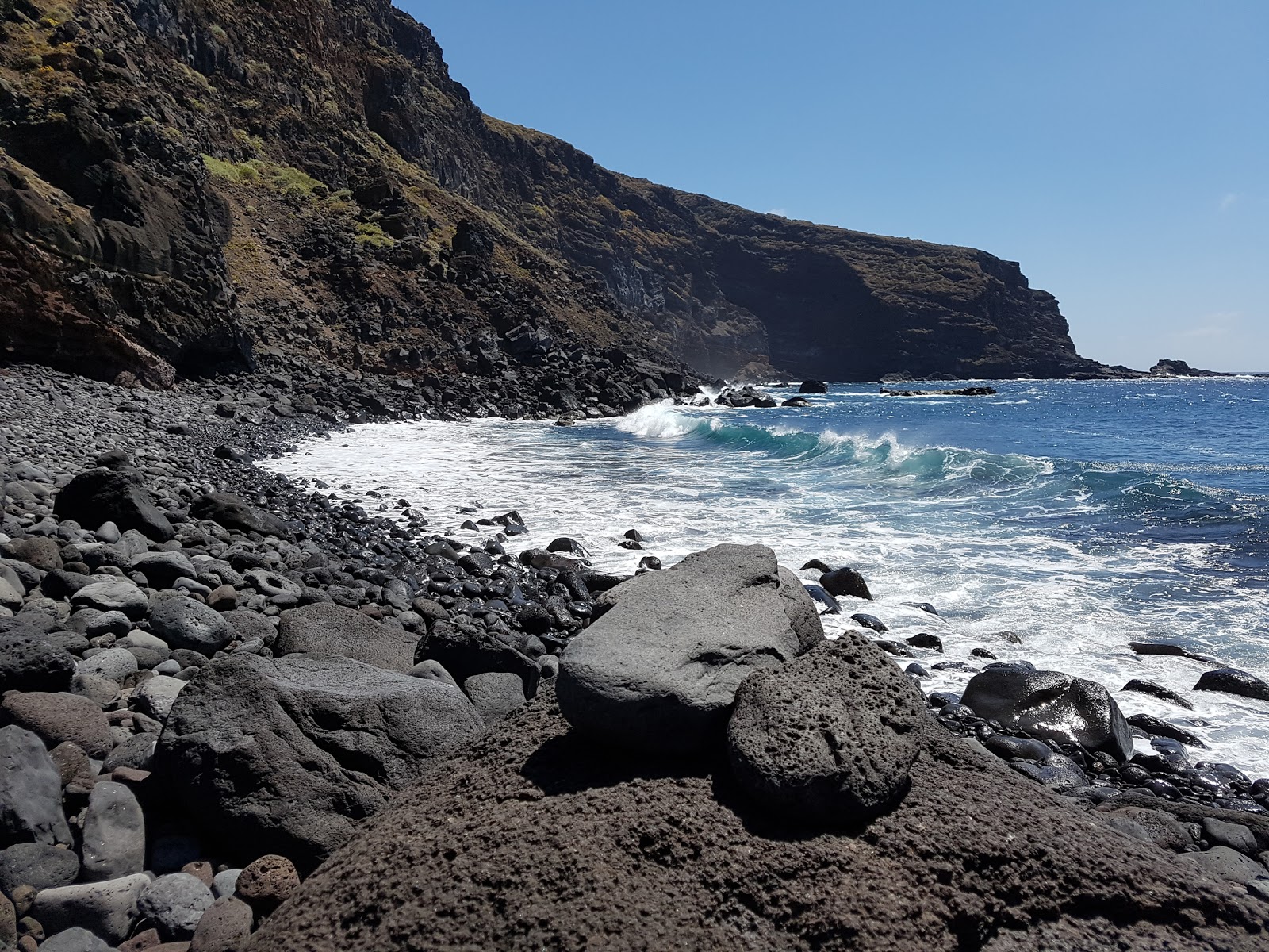 Playa de Callejoncito的照片 带有岩石地形表面