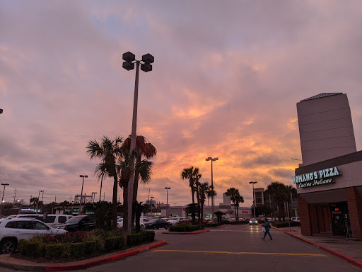 Shopping Mall «River Oaks Shopping Center», reviews and photos, 1964 W Gray St, Houston, TX 77019, USA