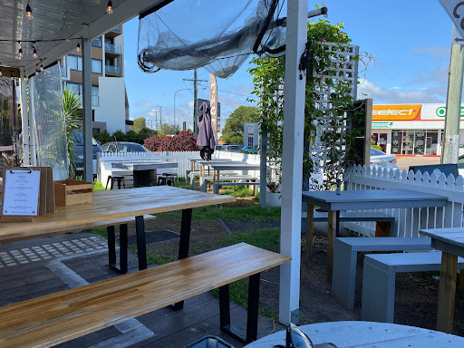 The Yard Cafe & Bar