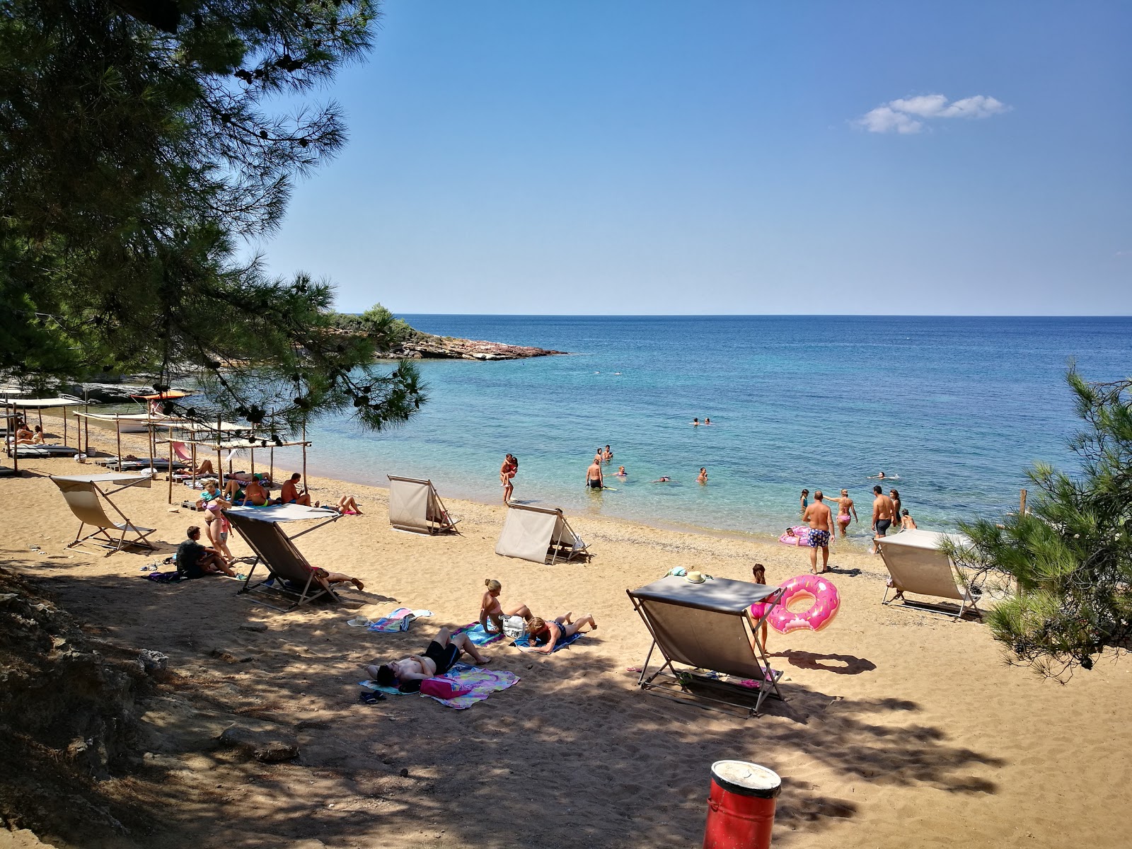 Foto di Salonikios beach con una superficie del acqua cristallina