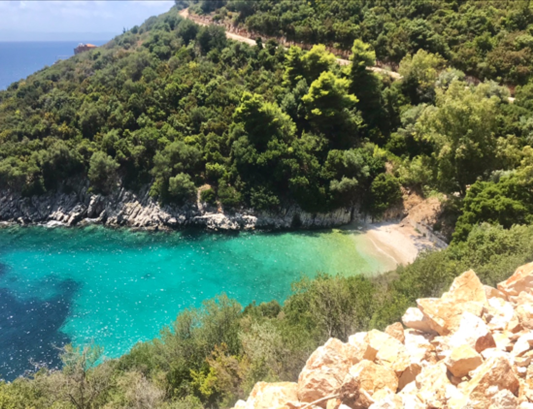 Ksilokeratidi Cove的照片 带有碧绿色纯水表面