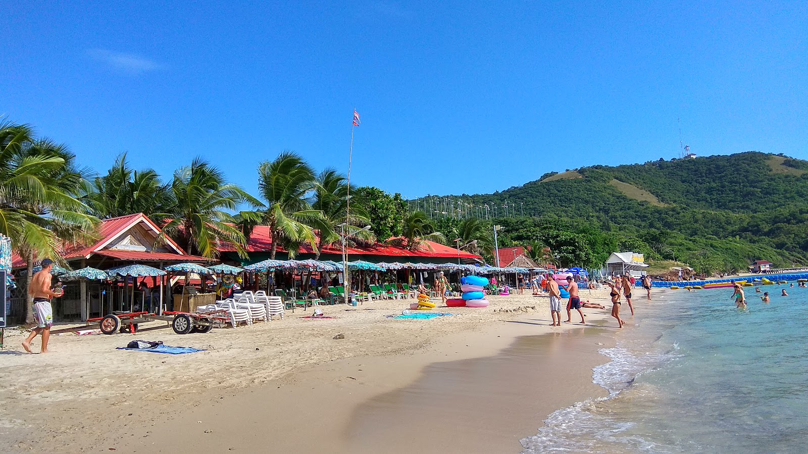Samae Beach'in fotoğrafı dağlarla çevrili