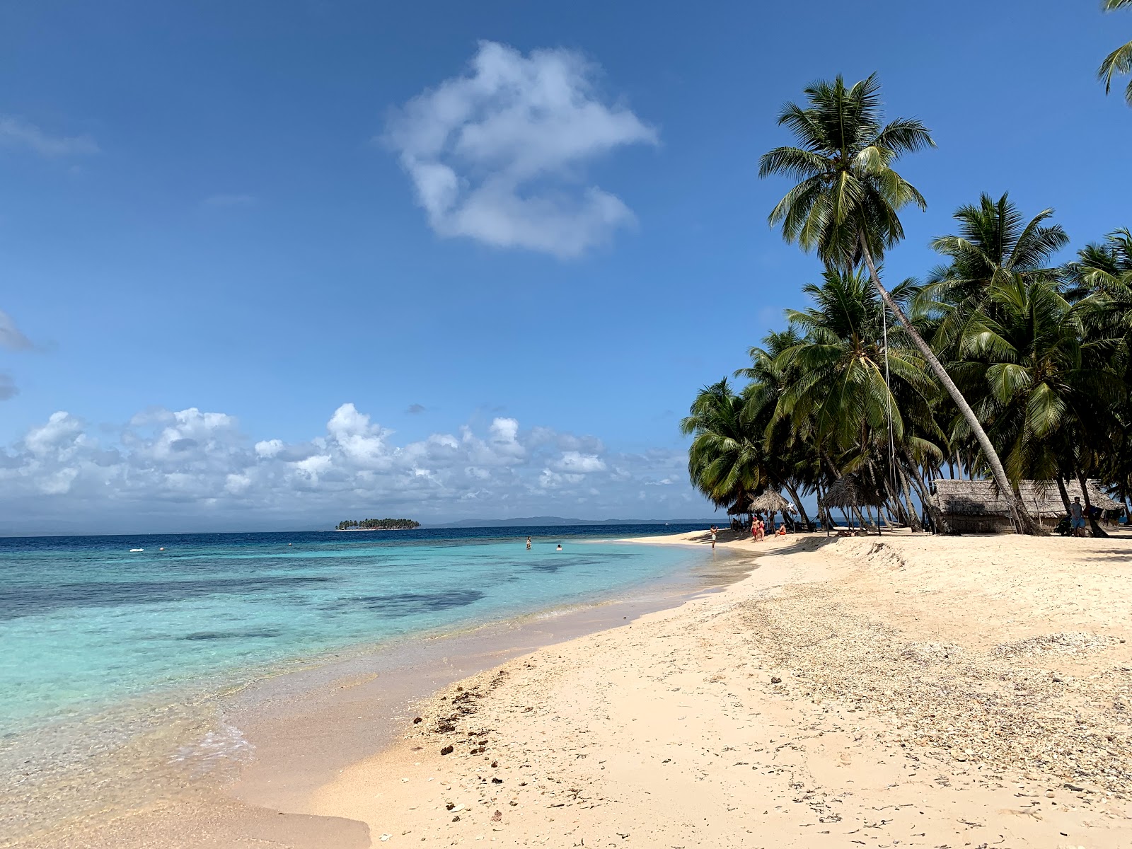 Foto di Spiaggia dell'isola Anzuelo con una superficie del sabbia pura bianca