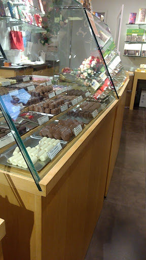 Shopping Mall «900 North Michigan Shops», reviews and photos, 900 N Michigan Ave, Chicago, IL 60611, USA