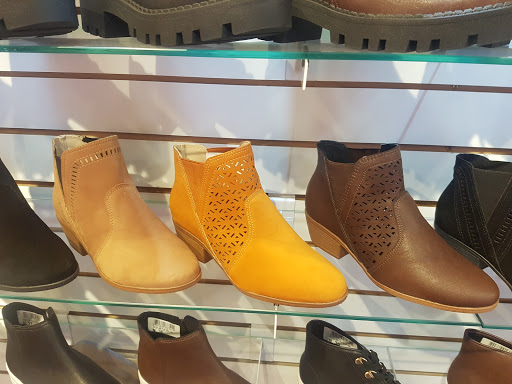 Stores to buy women's leather boots Asuncion
