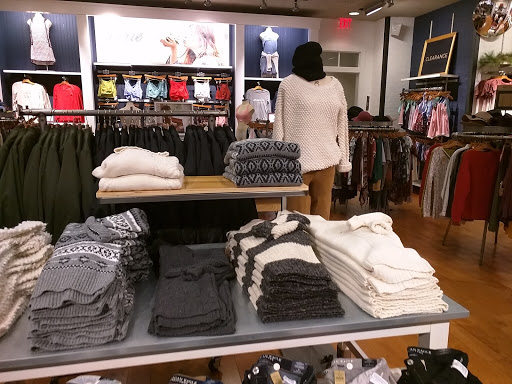 American Eagle & Aerie Outlet image 8