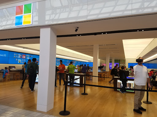 Computer Store «Microsoft Store - Tysons Corner Center», reviews and photos, 1961 Chain Bridge Rd, Tysons, VA 22102, USA