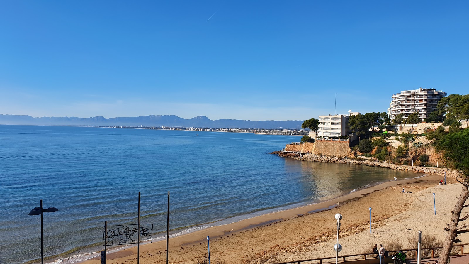 Platja dels Capellans'in fotoğrafı kahverengi kum yüzey ile