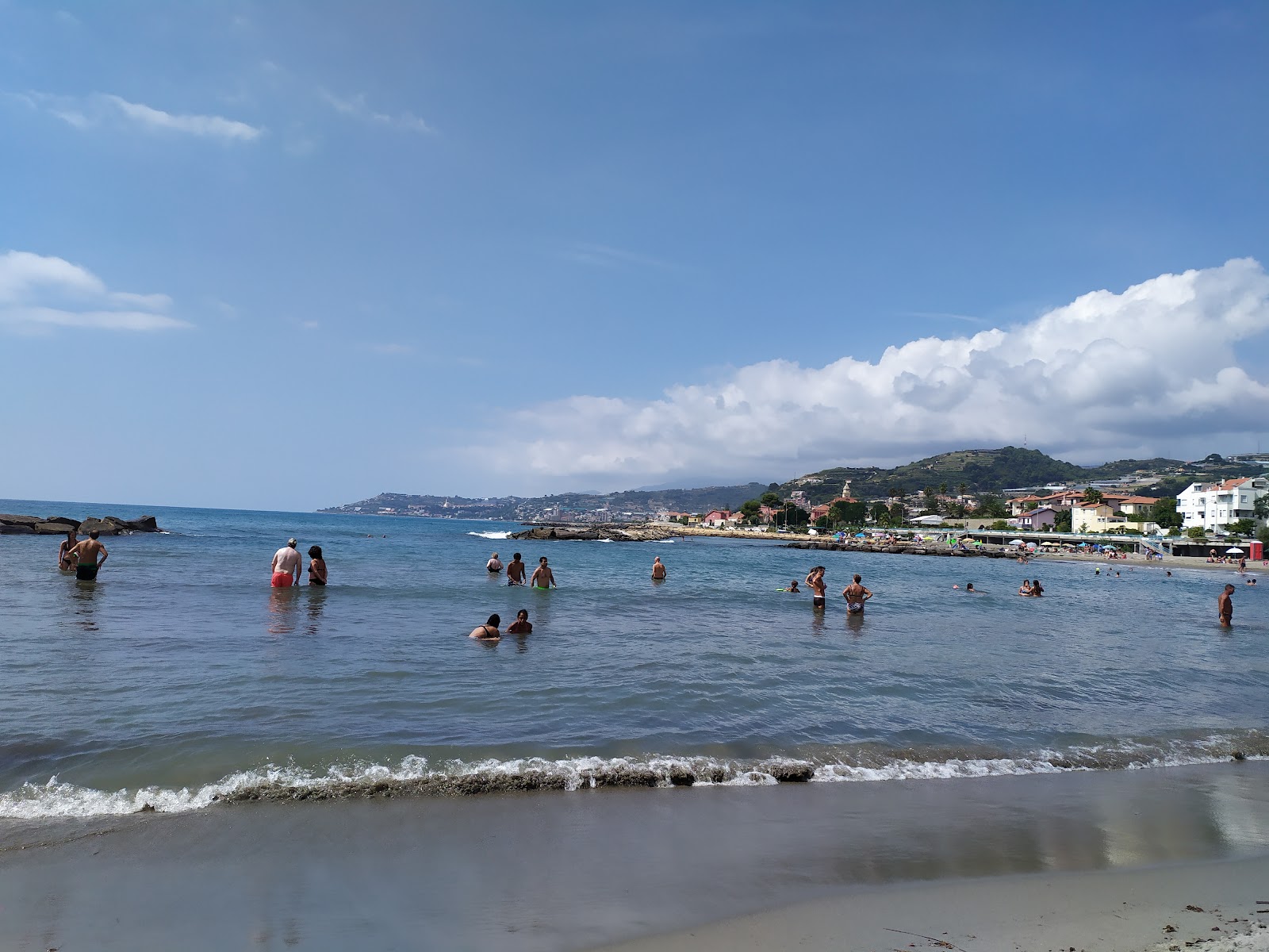 Foto di St Stefano al Mare beach con una superficie del acqua blu