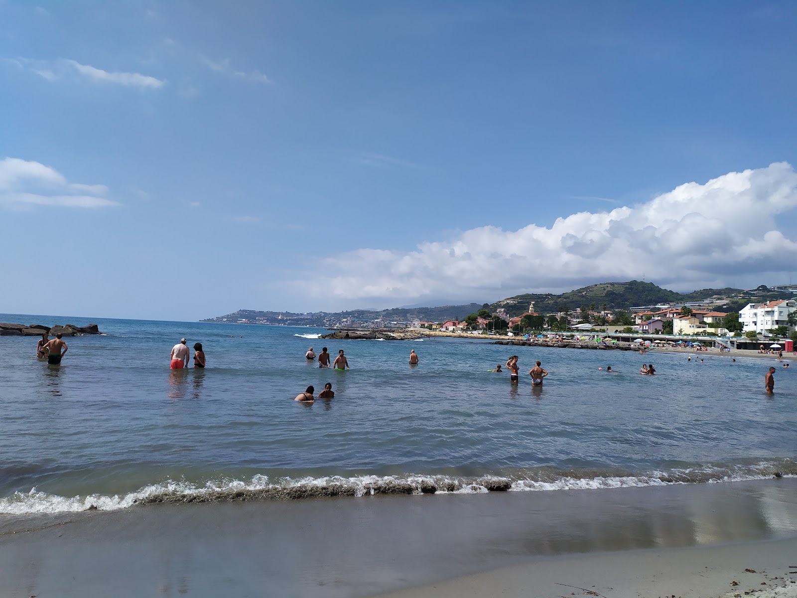 Foto de Spiaggia Santo Stefano al Mare com várias baías espaçosas