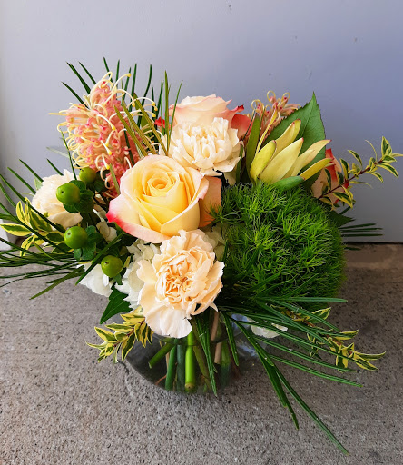 Florist «K & M Floral & Interior Plant Designs», reviews and photos, 537 Main St, Woodland, CA 95695, USA