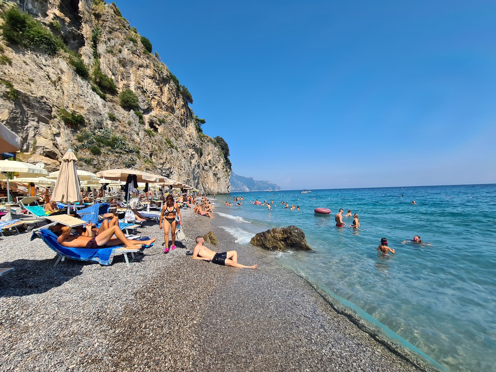 Il Duoglio Spiaggia'in fotoğrafı gri ince çakıl taş yüzey ile