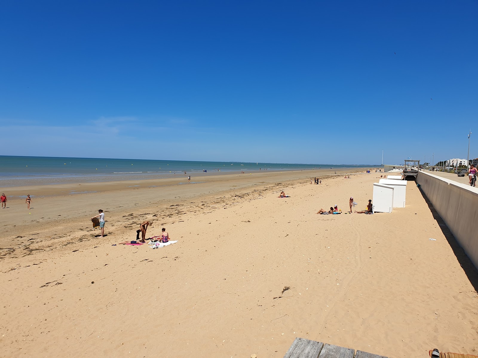 Notredame De Monts beach的照片 带有碧绿色纯水表面