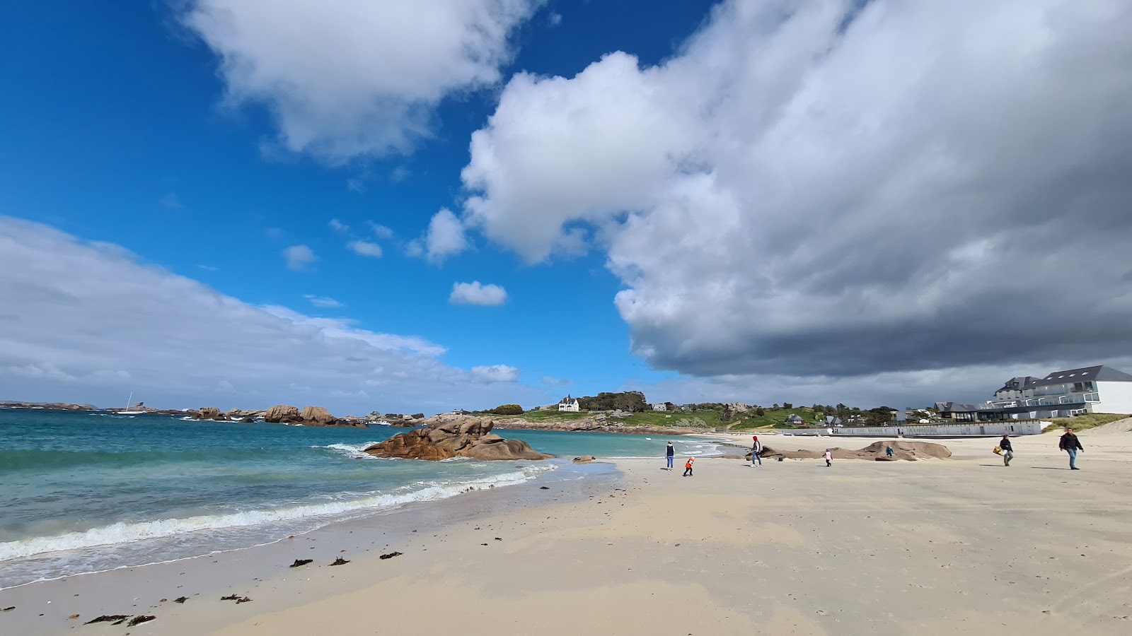 Foto de Plage de Tregastel com muito limpo nível de limpeza