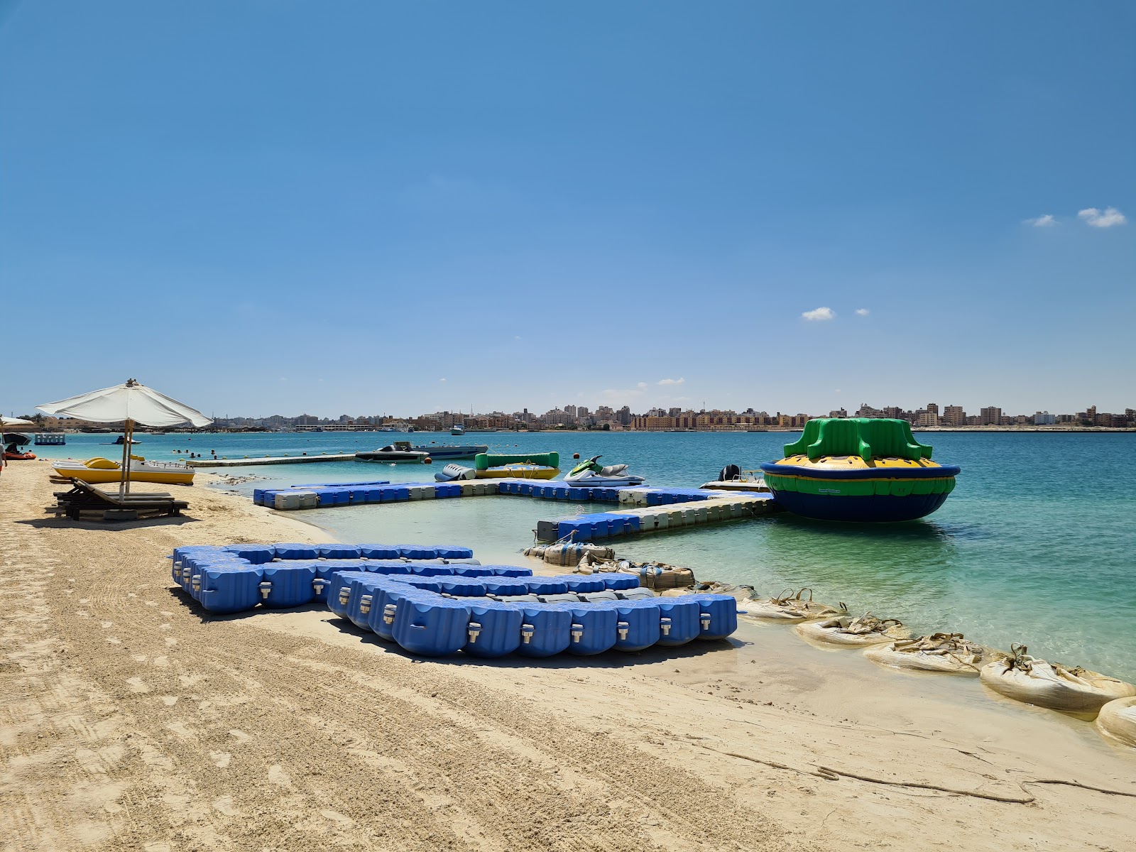 Foto von Yachtel Hotel Beach und die siedlung