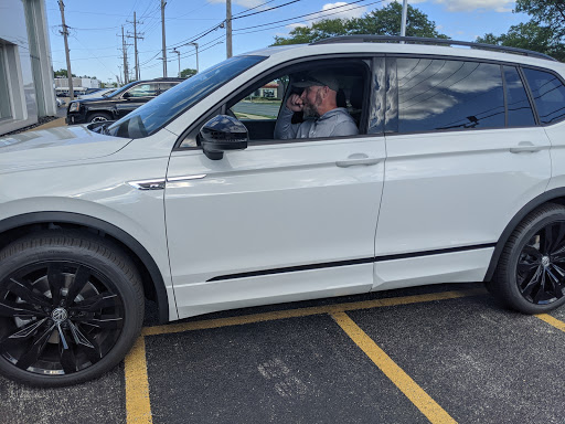 Volkswagen Dealer «Pugi Volkswagen», reviews and photos, 2020 Ogden Ave, Downers Grove, IL 60515, USA