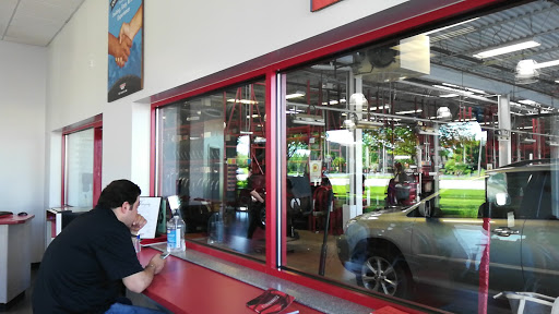 Tire Shop «Discount Tire Store - Schaumburg, IL», reviews and photos, 400 W Higgins Rd, Schaumburg, IL 60195, USA