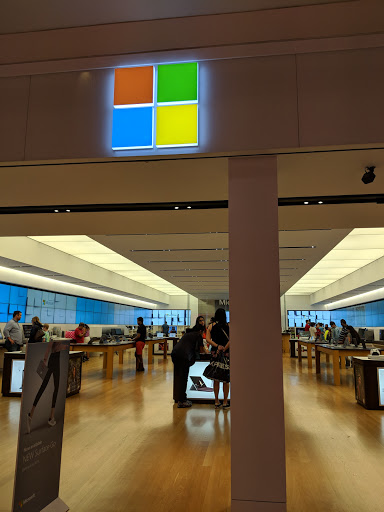Computer Store «Microsoft Store - Tysons Corner Center», reviews and photos, 1961 Chain Bridge Rd, Tysons, VA 22102, USA