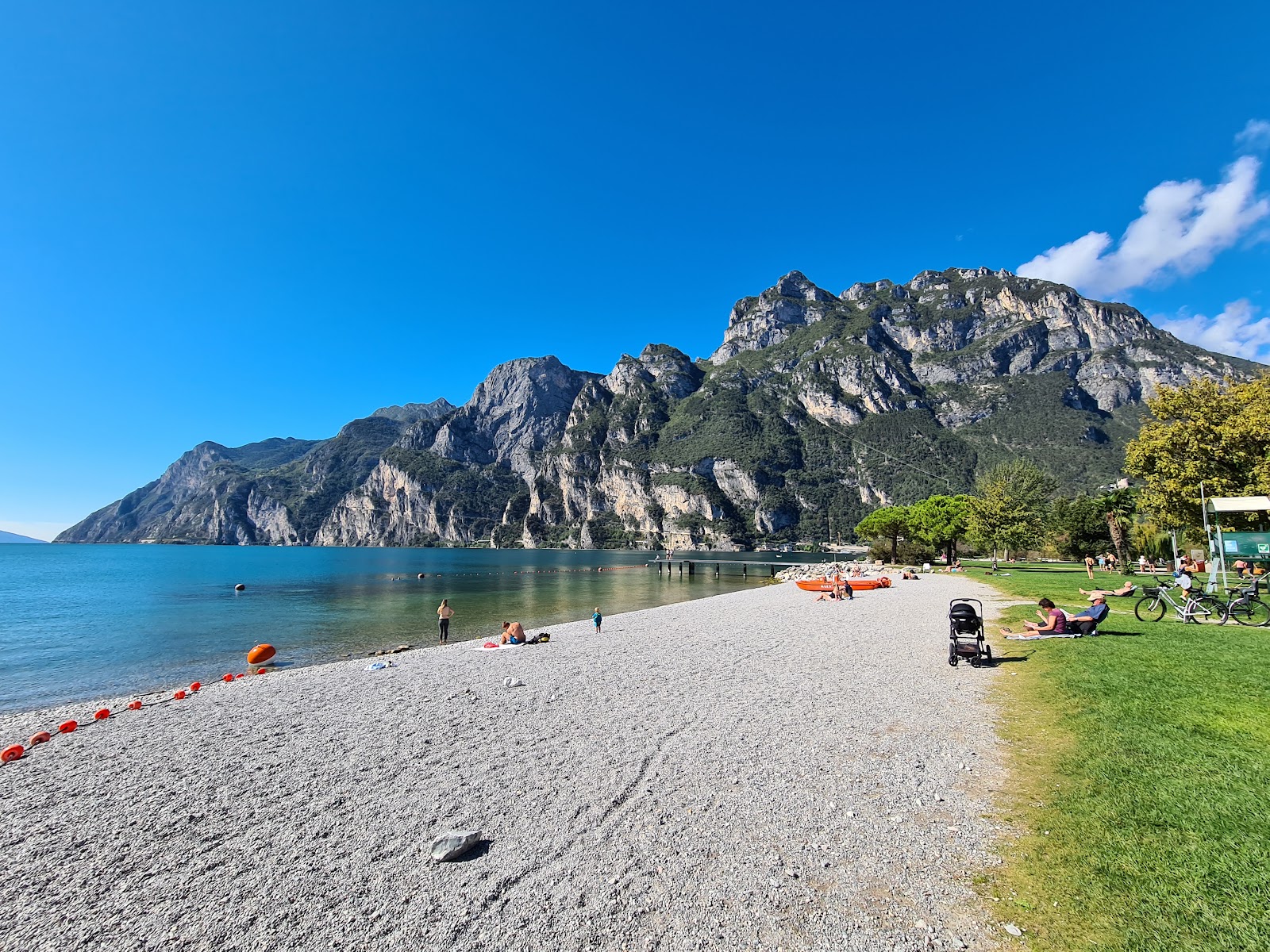 Foto di Spiaggia Pini con una superficie del piccoli ciottoli grigi