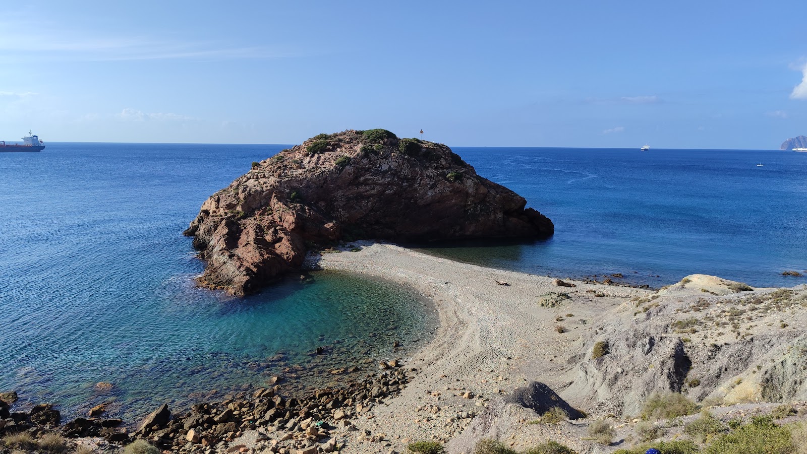 Foto de Isla de la Torrosa Beach con guijarros grises superficie
