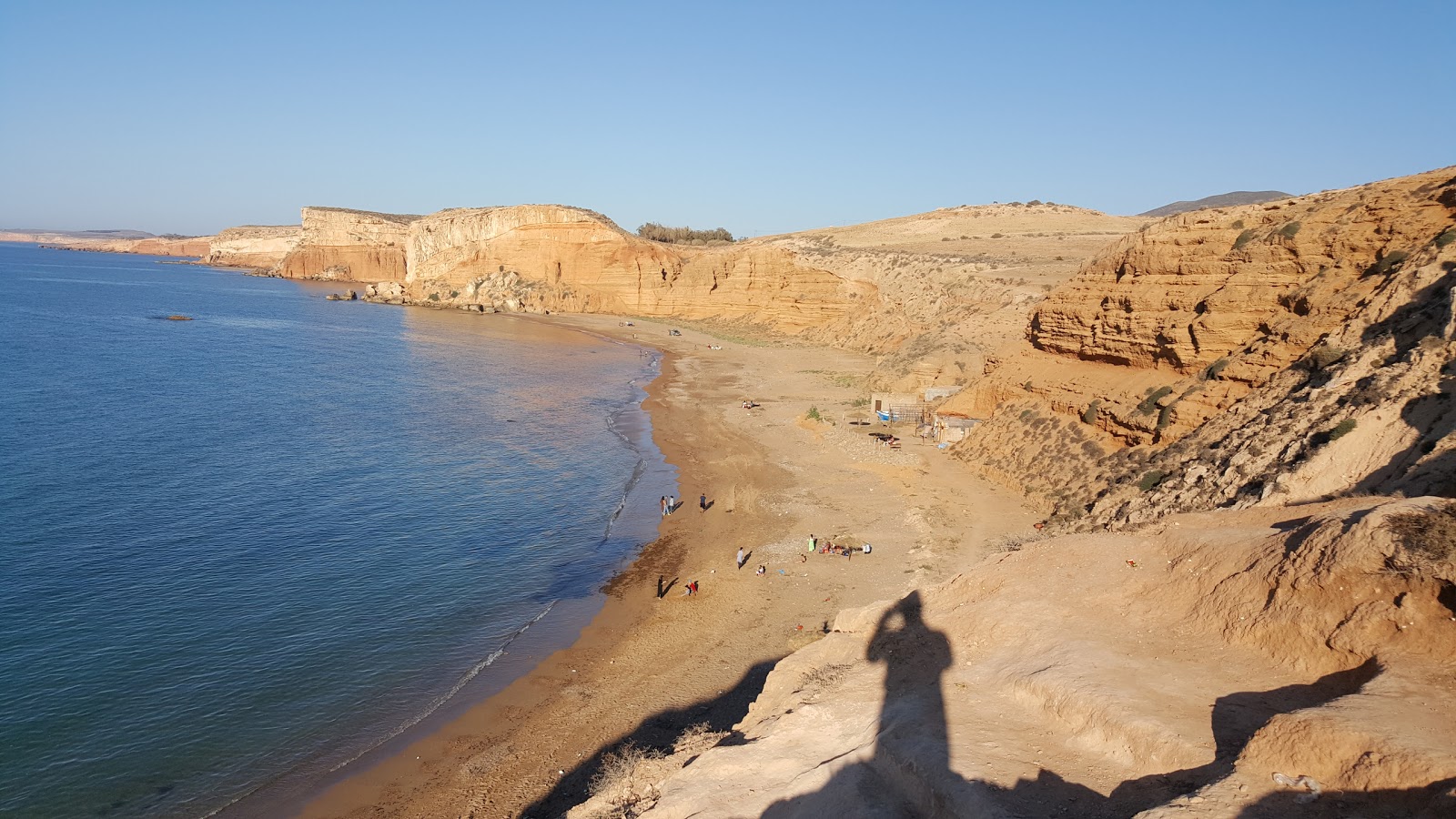 Foto van Sidi El Bachir Beach ondersteund door kliffen