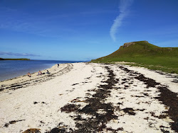 Skye Coral Beach'in fotoğrafı uçurumlarla desteklenmiş