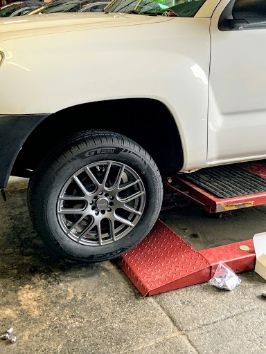 Tire Shop «Discount Tire Store - Gainesville, GA», reviews and photos, 361 Shallowford Rd, Gainesville, GA 30504, USA