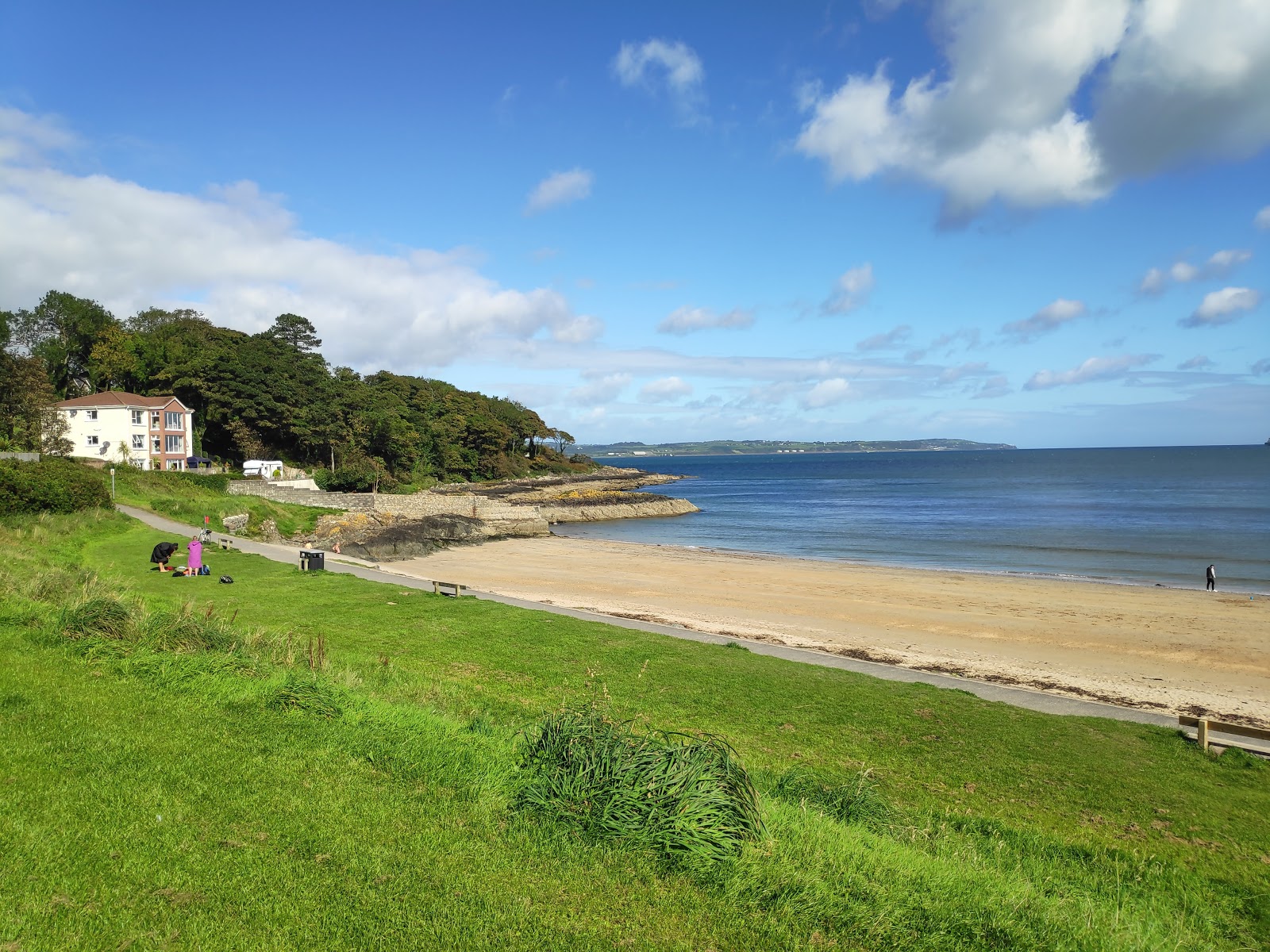 Zdjęcie Helen's Bay Beach z powierzchnią turkusowa woda