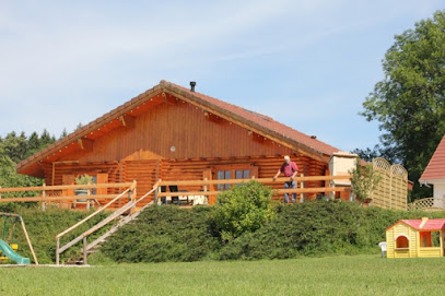 Les Chalets des Chemins Verts: Location chalets Jura. et vacances à la ferme garantie