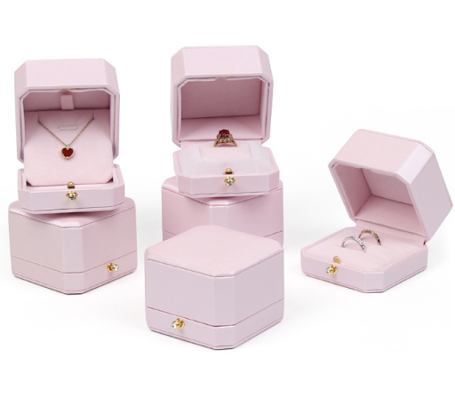 Jewelry Store «Helzberg Diamonds», reviews and photos, 1201 Lake Woodlands Dr Suite #2058, The Woodlands, TX 77380, USA