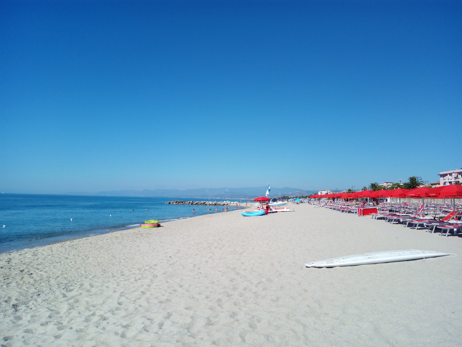 Foto af Rocella Jonica beach med lang lige kyst