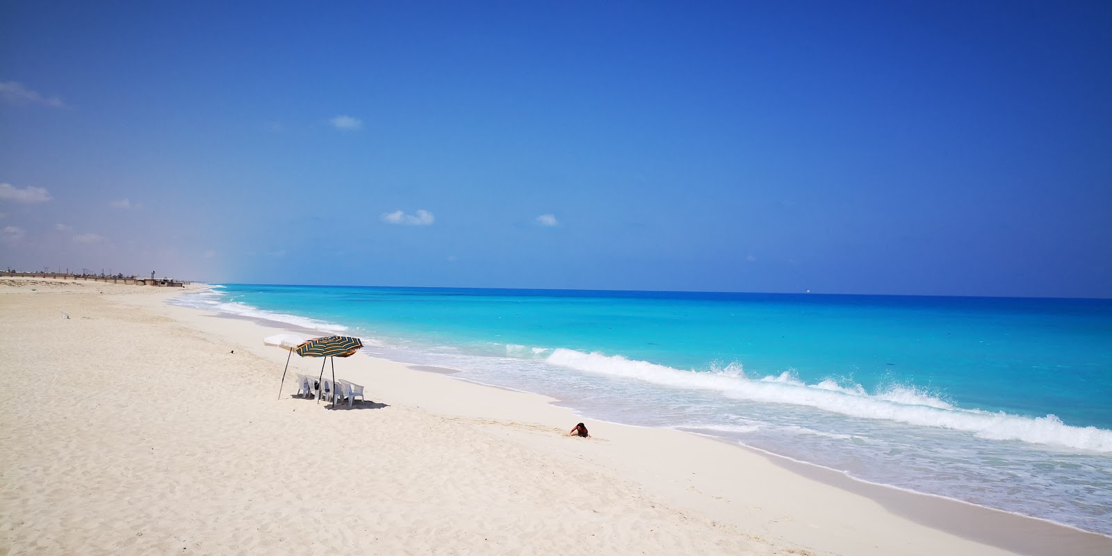 Foto von Golden Beach mit feiner weißer sand Oberfläche