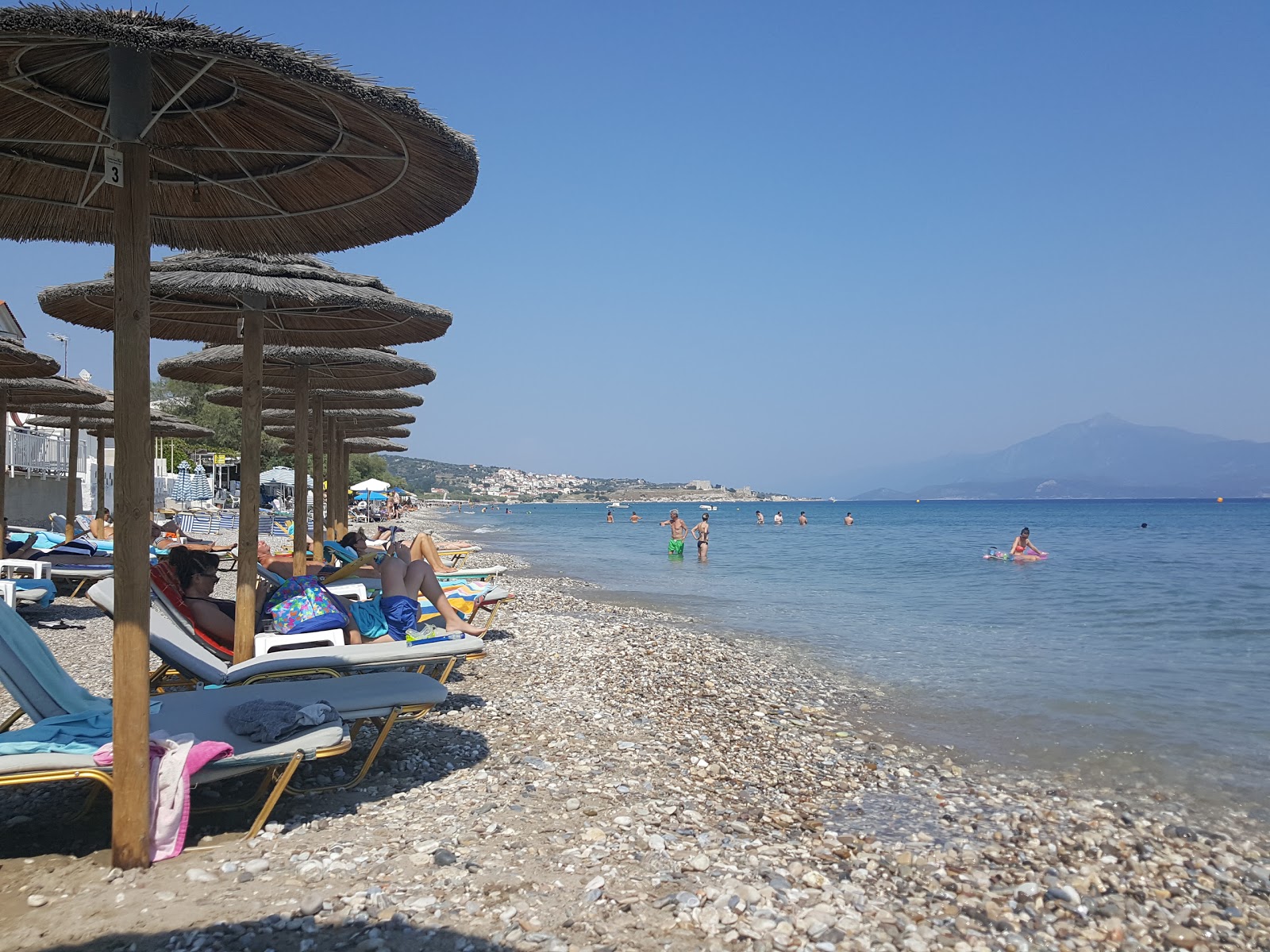 Foto di Paralia Potokaki sorretto da scogliere