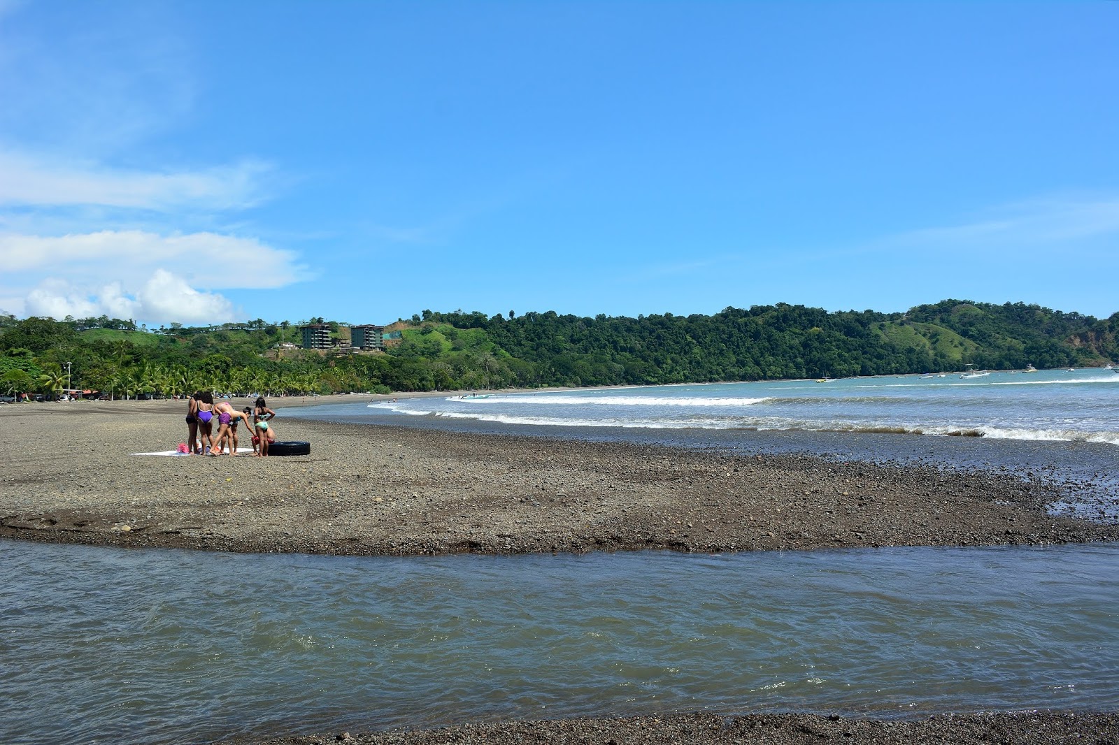 Foto von Playa Herradura mit grauer sand & kiesel Oberfläche