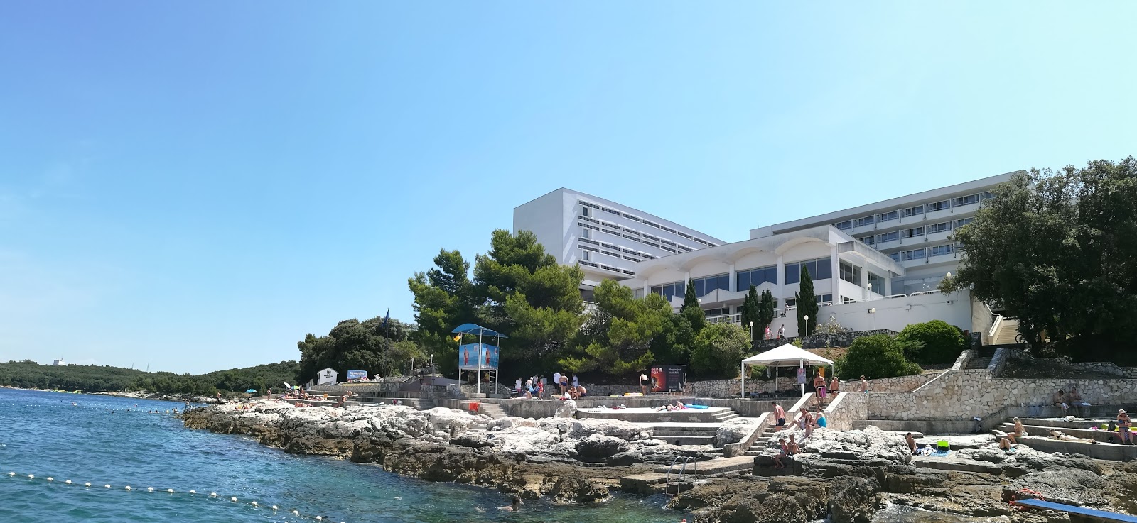 Brioni beach'in fotoğrafı dağlarla çevrili