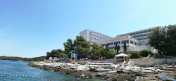 Brioni beach'in fotoğrafı dağlarla çevrili
