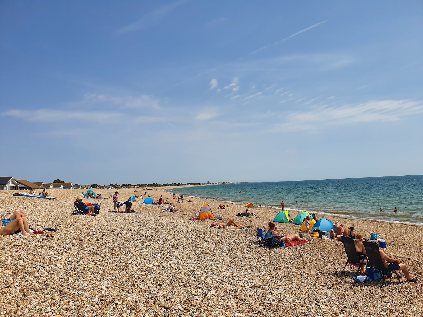 Foto di Spiaggia di Pagham con una superficie del ciottolo fine bianco