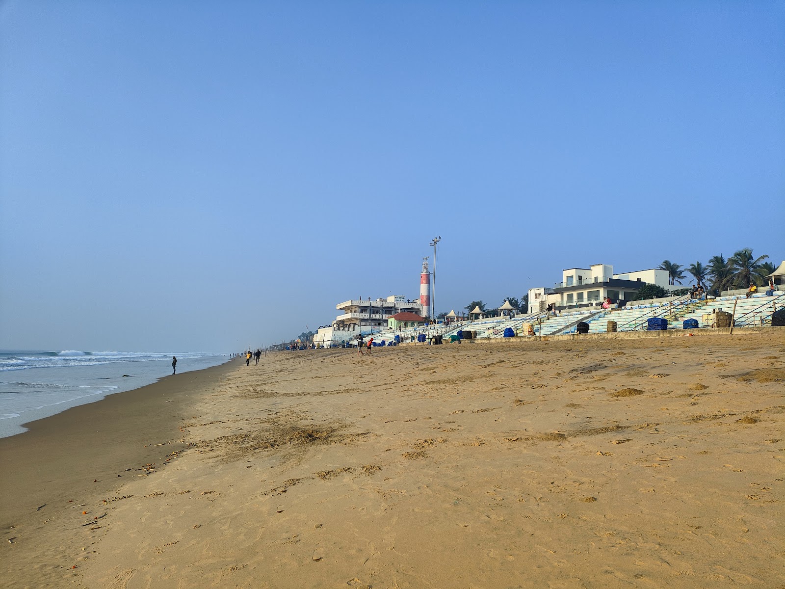 Foto de Gopalpur Beach con recta y larga