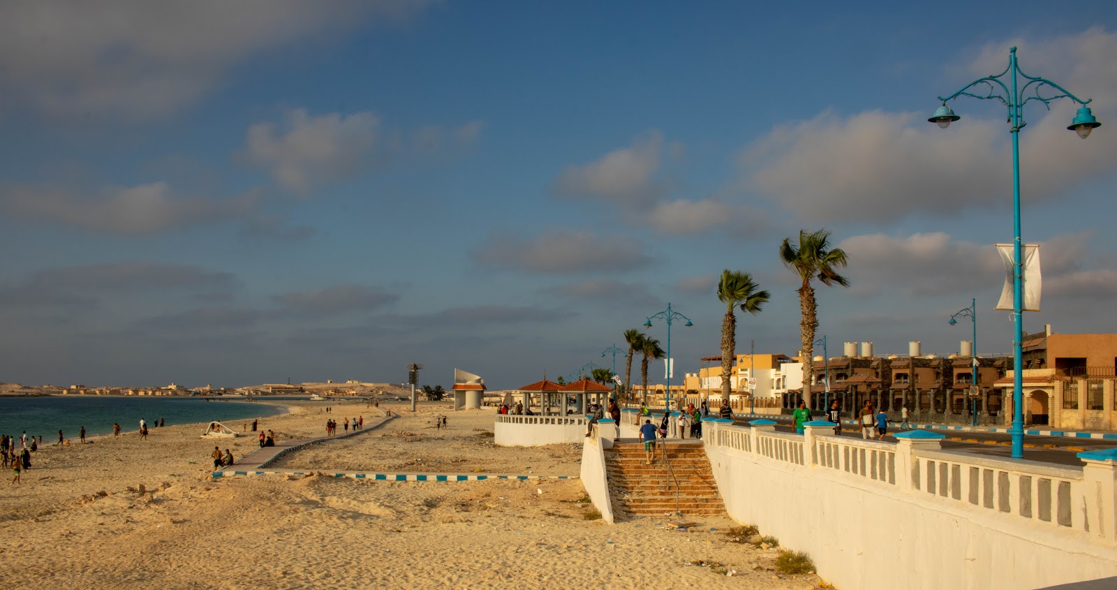 Foto van Al Mubarak Beach met turquoise puur water oppervlakte
