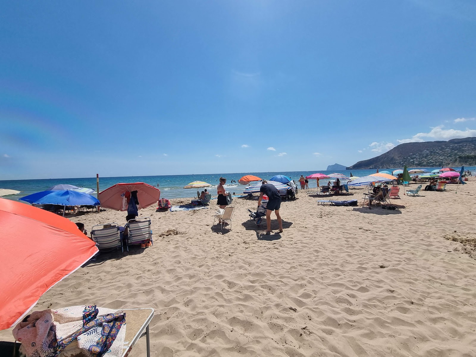 Playa Calpe'in fotoğrafı - rahatlamayı sevenler arasında popüler bir yer
