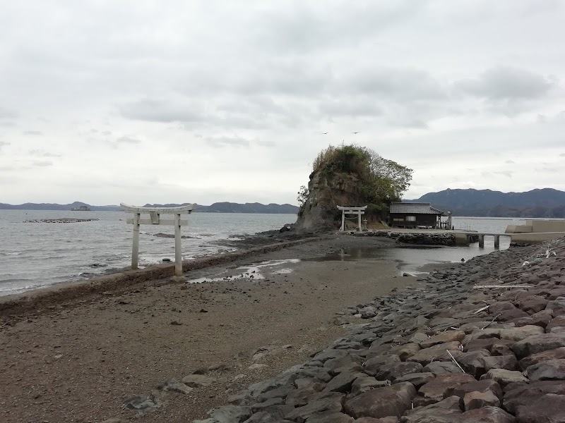 都々智(つつち)神社の海中鳥居