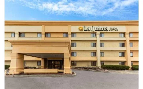 La Quinta Inn & Suites by Wyndham Chicago Gurnee image