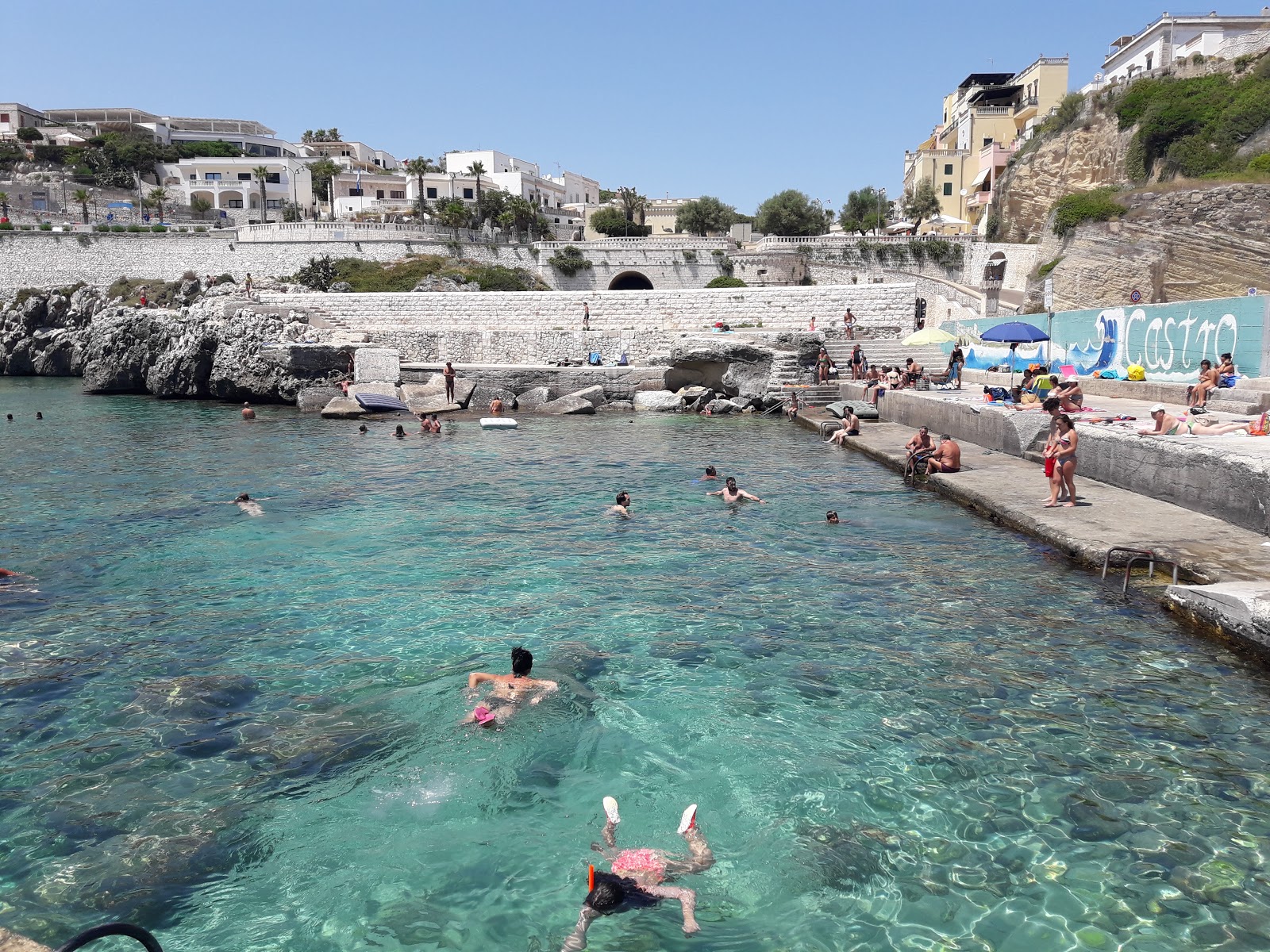 Foto di Marina Castro beach con una superficie del acqua cristallina