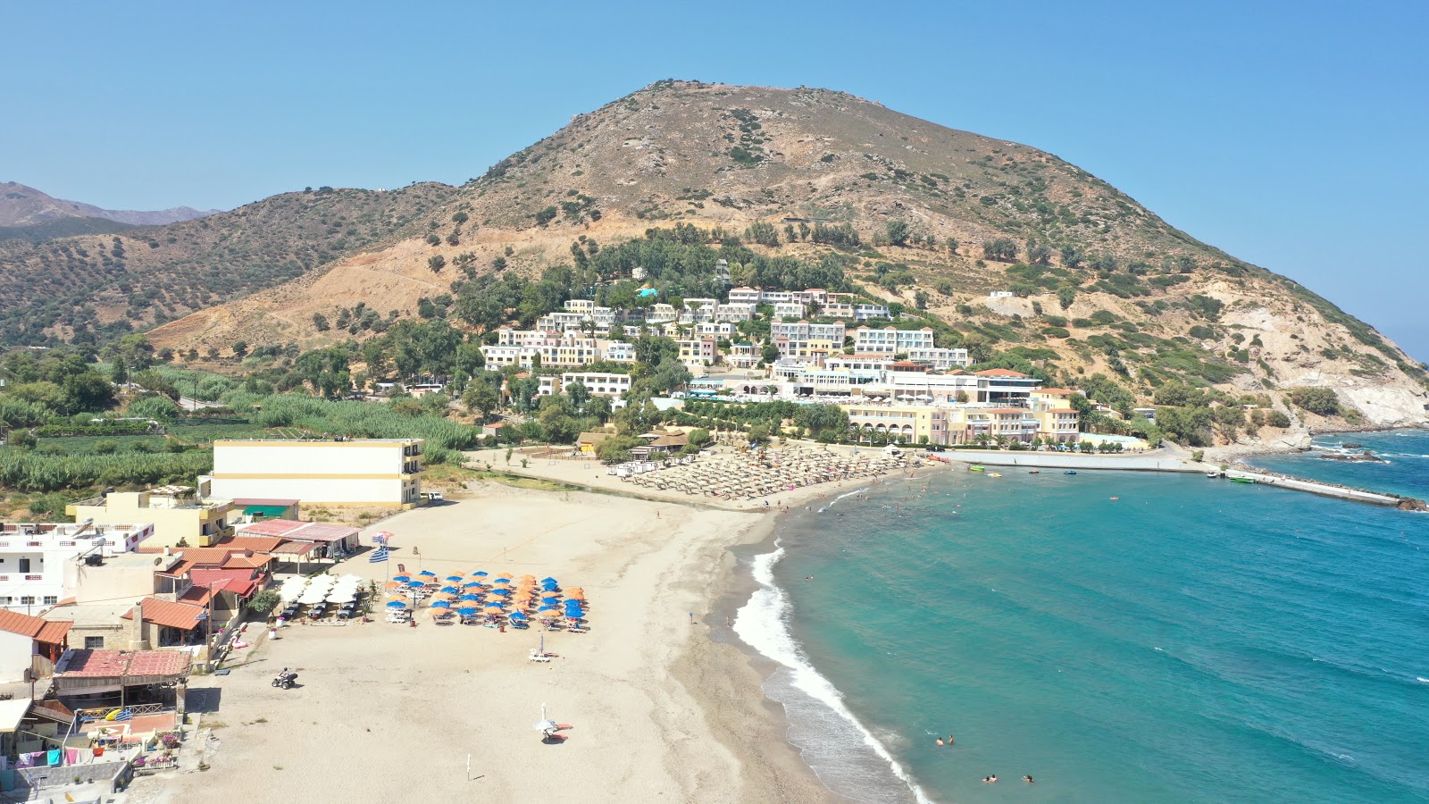 Fotografija East Beach z prostorni večplastni zalivi