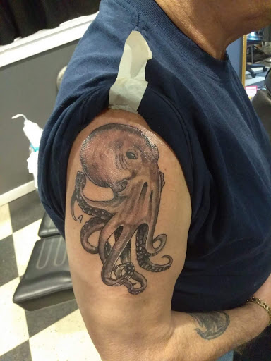 Tattoo Shop «Sinner & Saints Tattoo & Piercing», reviews and photos, 2 W Central Ave, Onset, MA 02558, USA