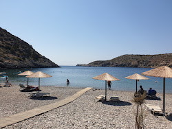 Paralia Avlonia'in fotoğrafı uçurumlarla desteklenmiş
