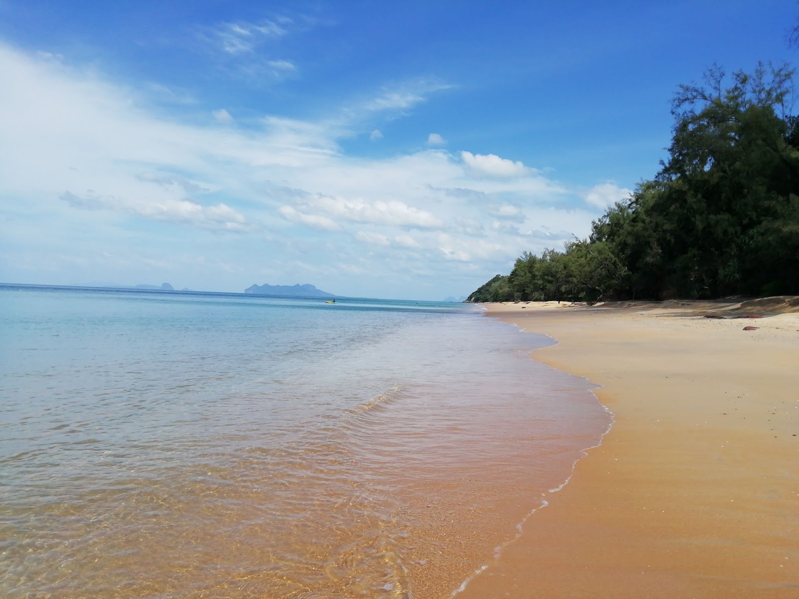 Fotografie cu Tung Yaka Beach cu o suprafață de apa pură turcoaz