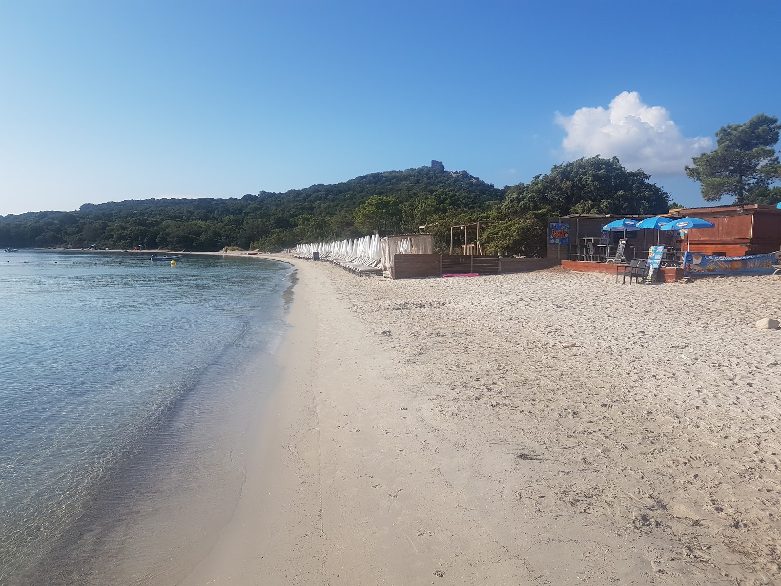 Photo de Plage de Pinarellu III situé dans une zone naturelle